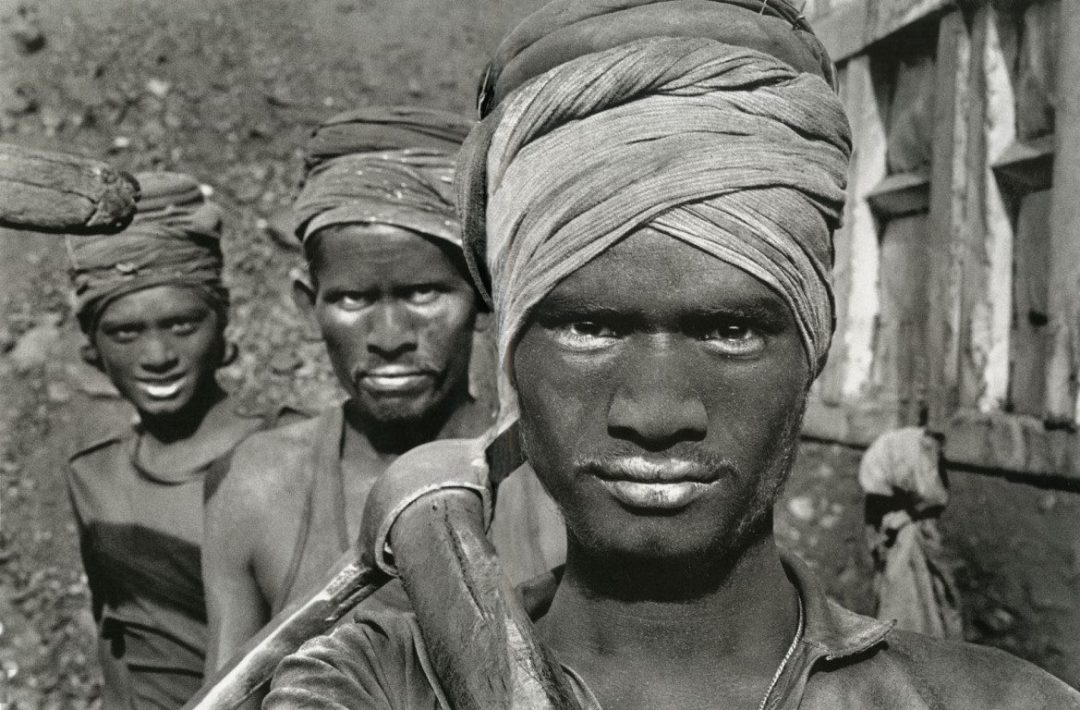 Sebastião Salgado black and white photos using a leica R camera