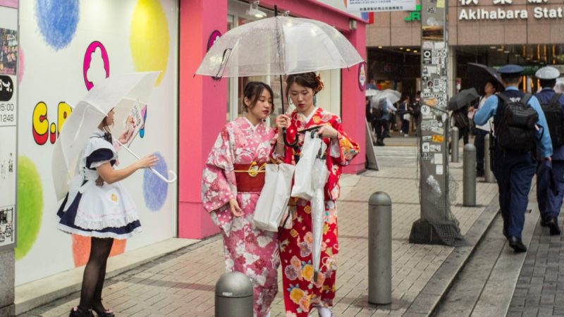 Street photography in Japan with a 35mm Summicron