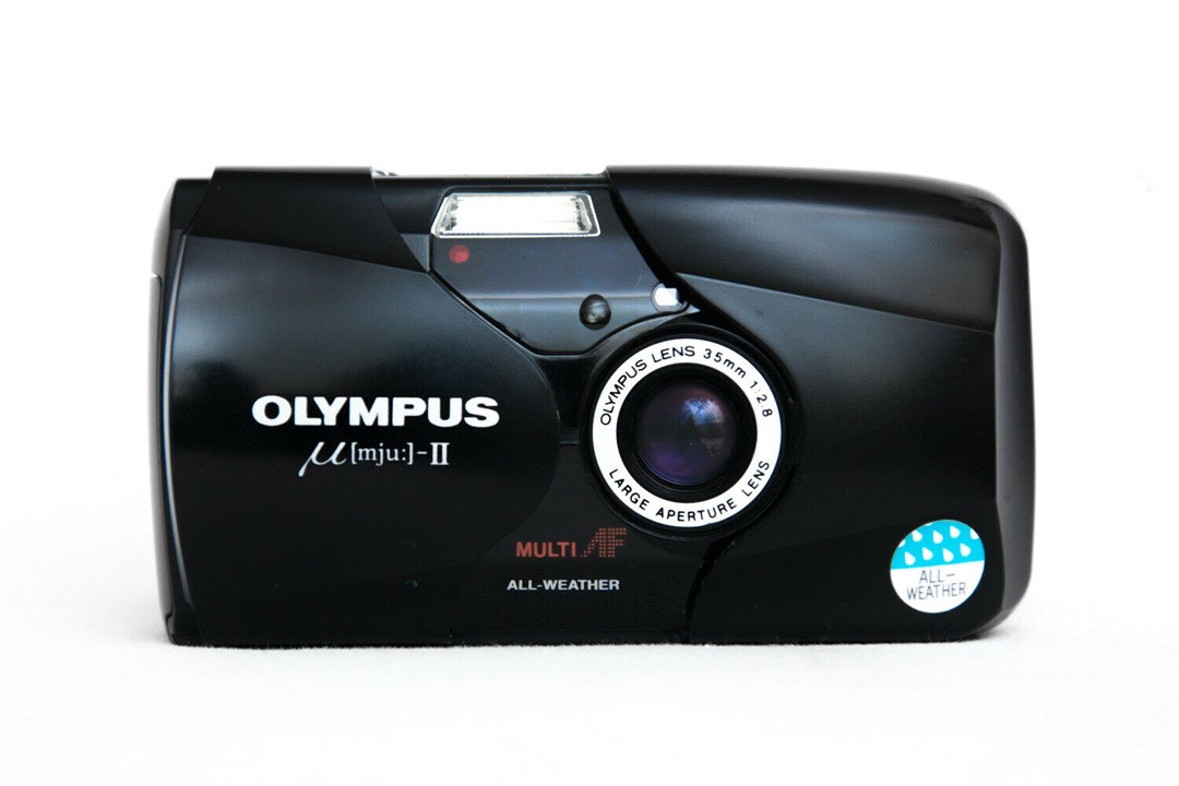 olympus mju ii with 35mm f/2.8 lens is a legend, but is still a plastic p and s.